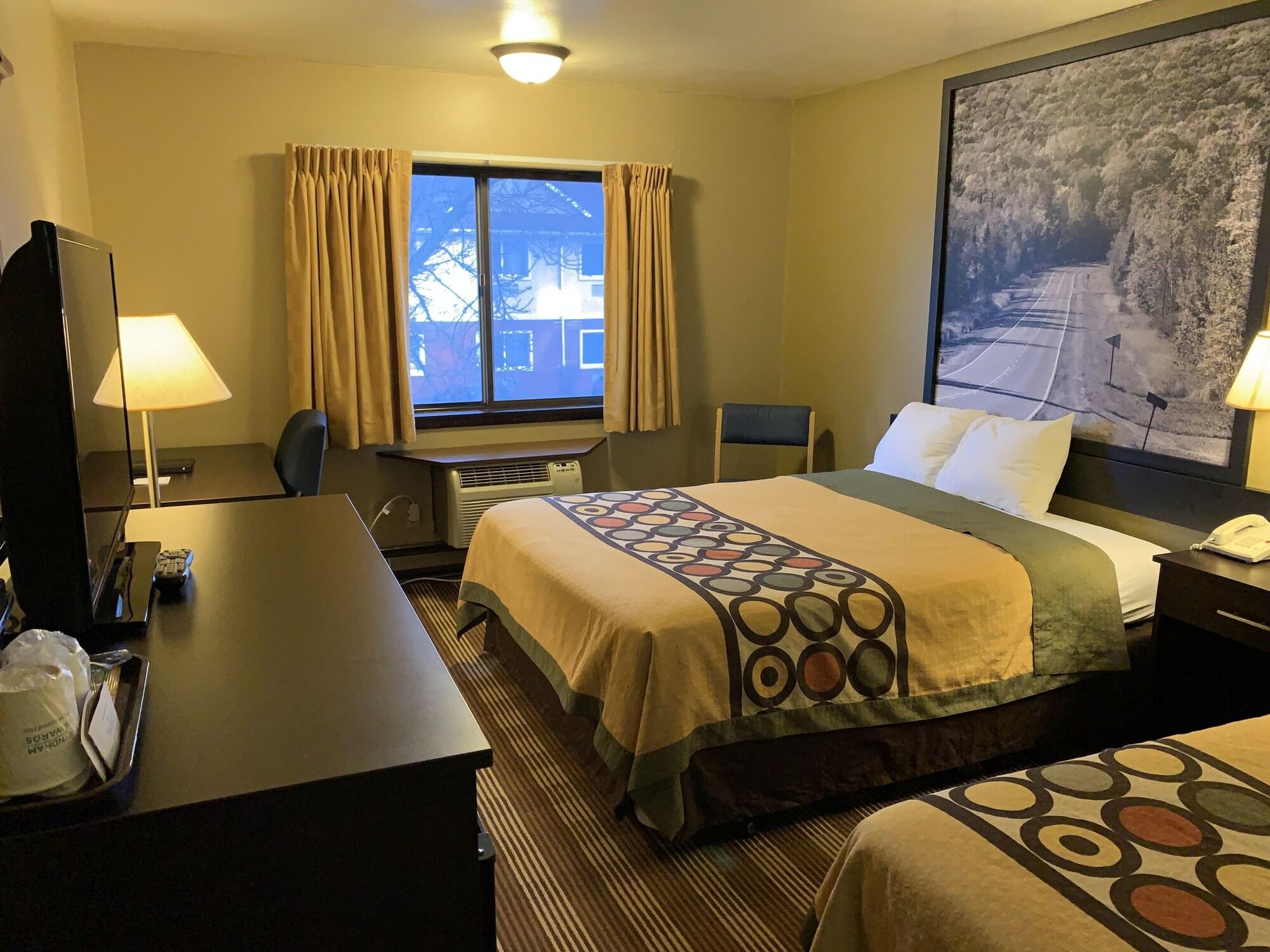Hotel Super 8 By Wyndham Eau Claire Wi Esterno foto