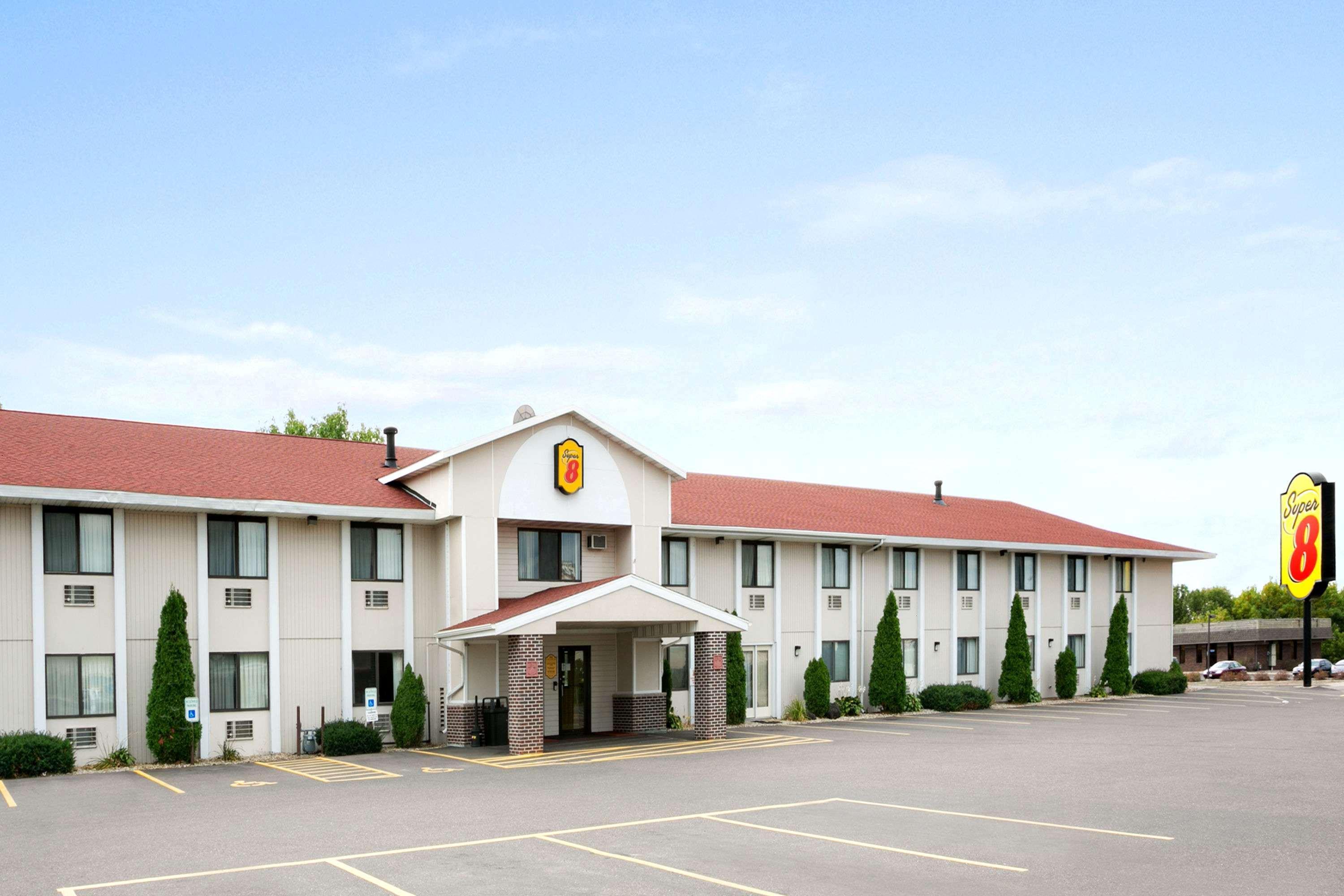 Hotel Super 8 By Wyndham Eau Claire Wi Esterno foto