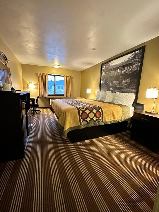Hotel Super 8 By Wyndham Eau Claire Wi Esterno foto