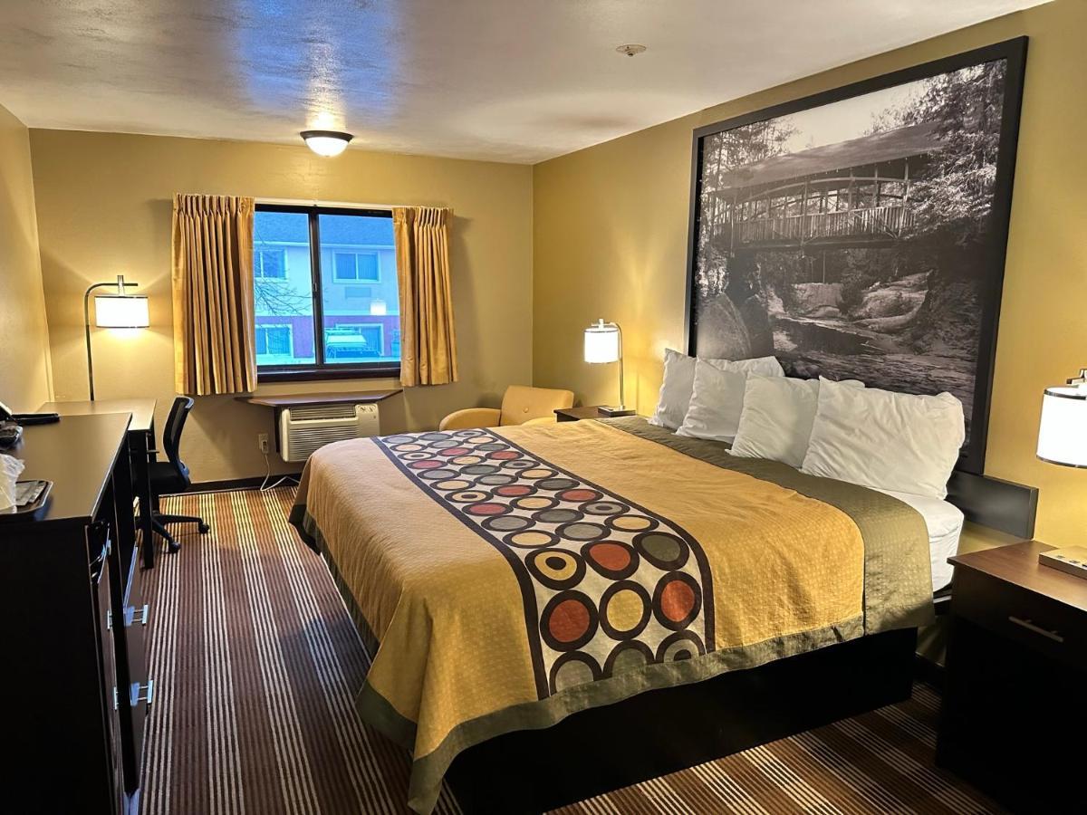 Hotel Super 8 By Wyndham Eau Claire Wi Esterno foto