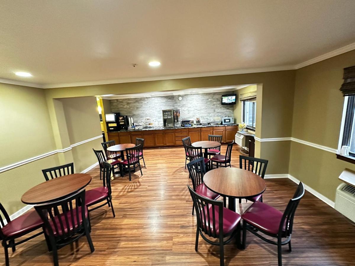Hotel Super 8 By Wyndham Eau Claire Wi Esterno foto