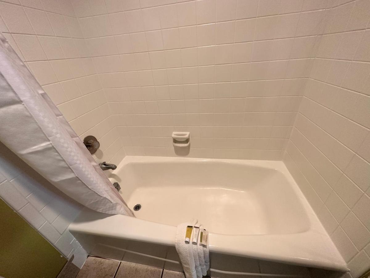 Hotel Super 8 By Wyndham Eau Claire Wi Esterno foto