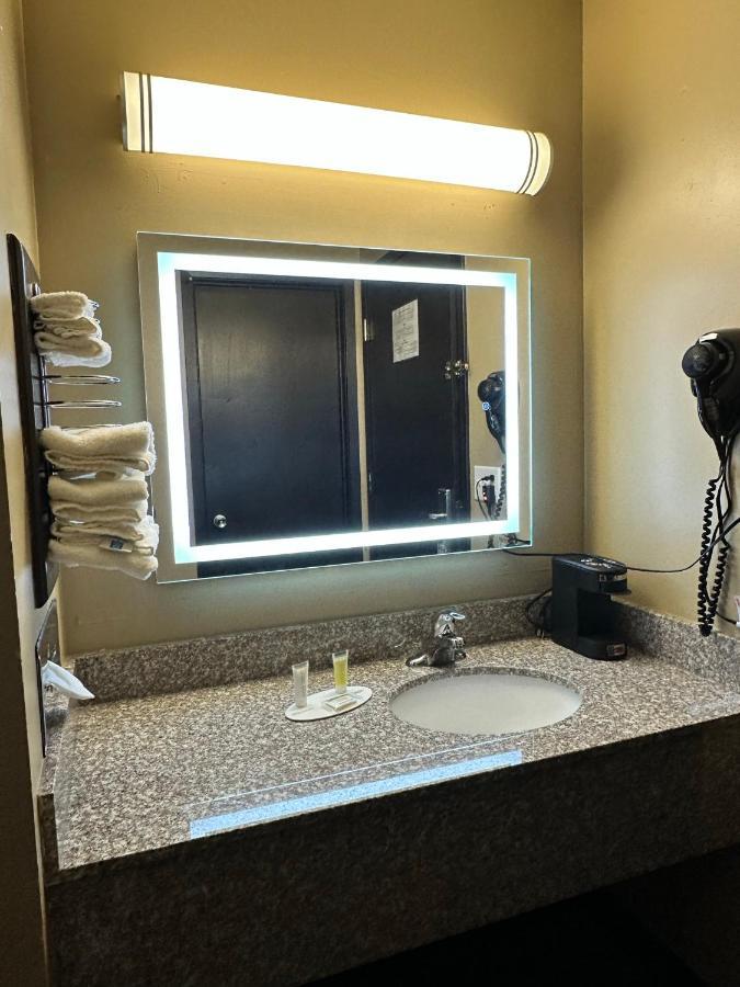 Hotel Super 8 By Wyndham Eau Claire Wi Esterno foto