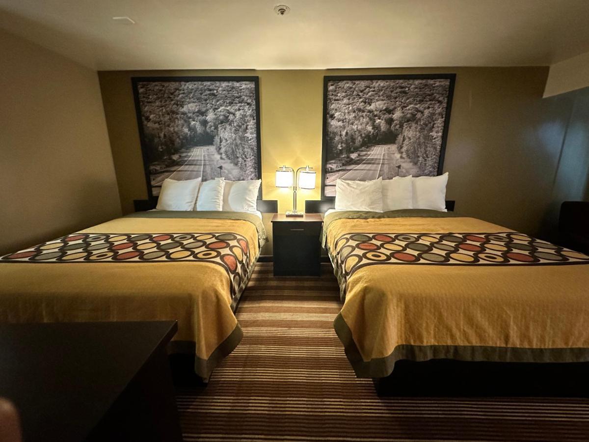 Hotel Super 8 By Wyndham Eau Claire Wi Esterno foto