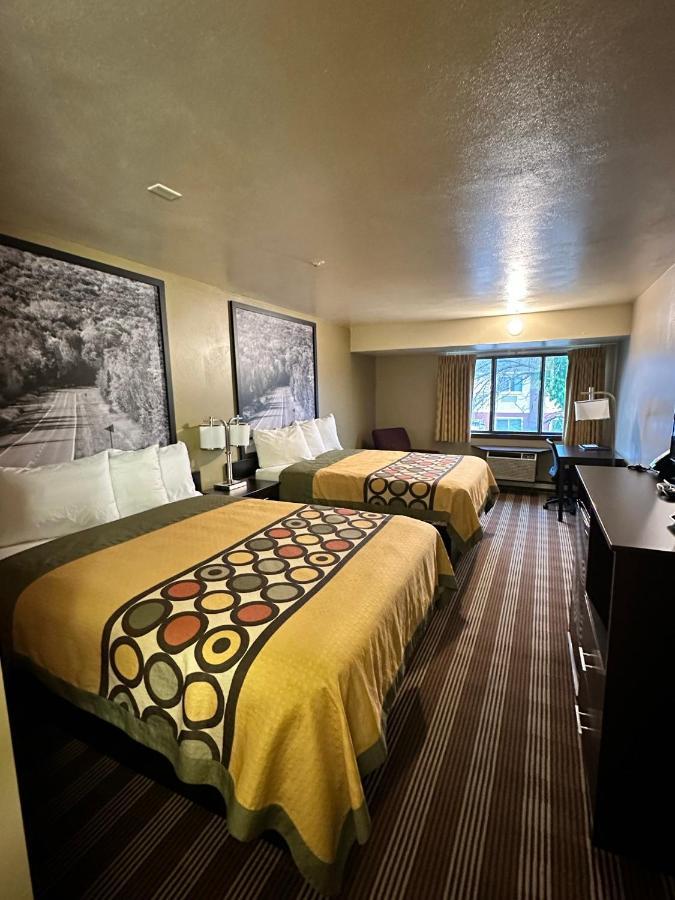 Hotel Super 8 By Wyndham Eau Claire Wi Esterno foto