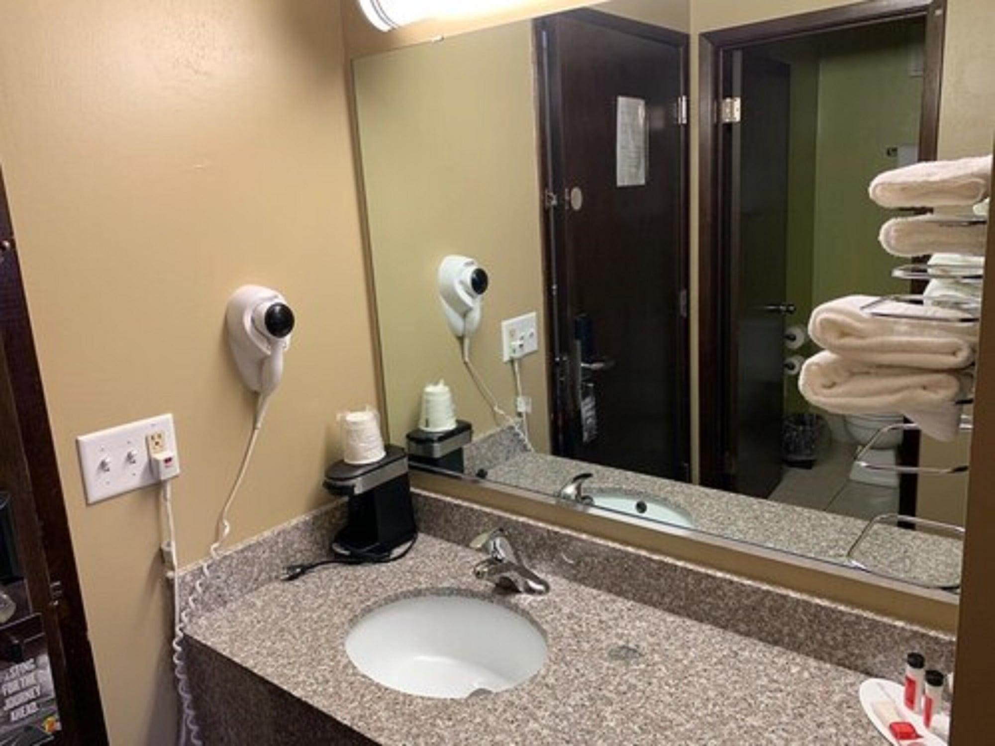 Hotel Super 8 By Wyndham Eau Claire Wi Esterno foto