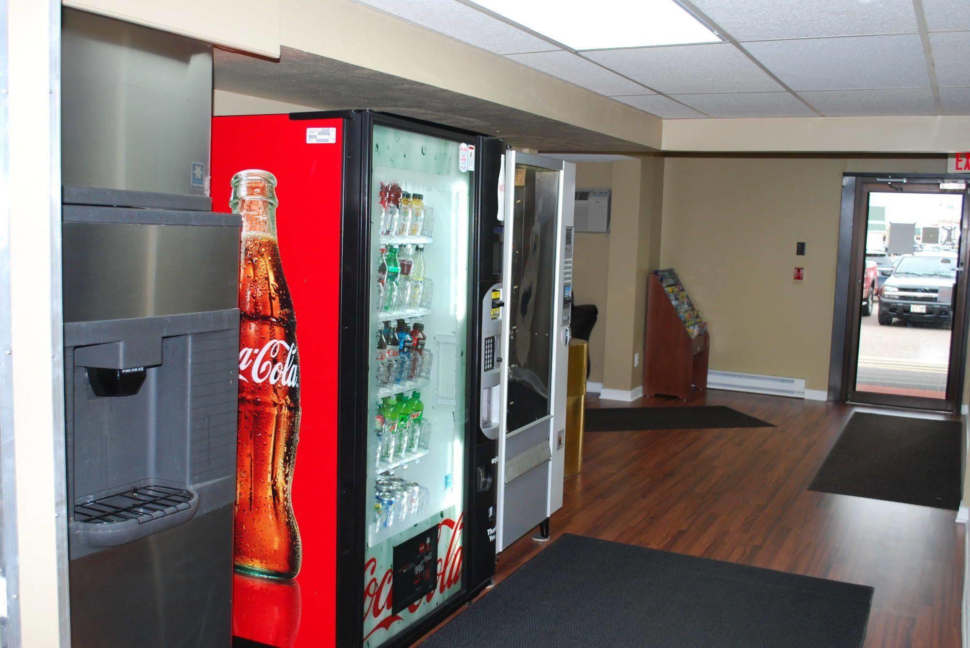 Hotel Super 8 By Wyndham Eau Claire Wi Esterno foto