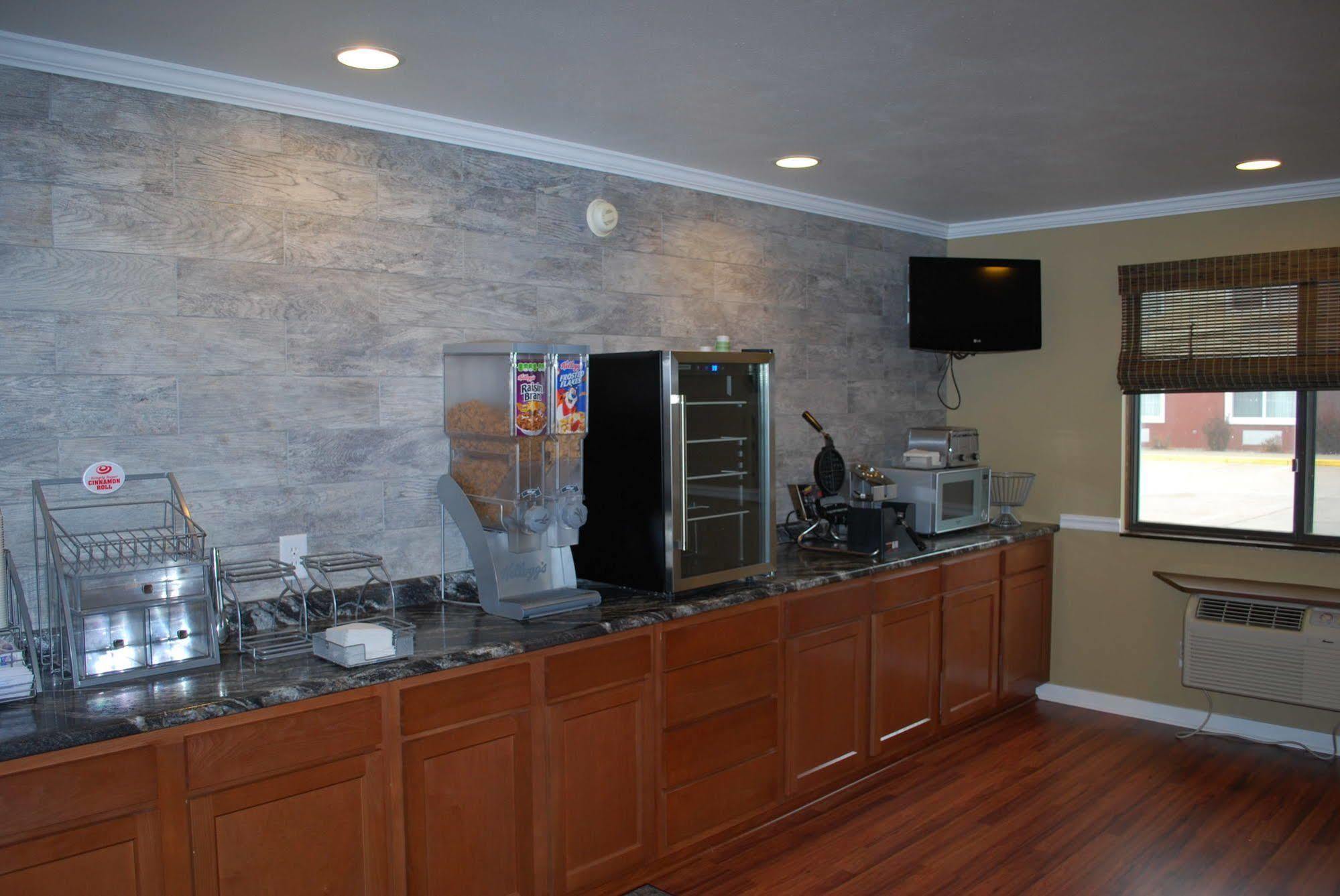 Hotel Super 8 By Wyndham Eau Claire Wi Esterno foto