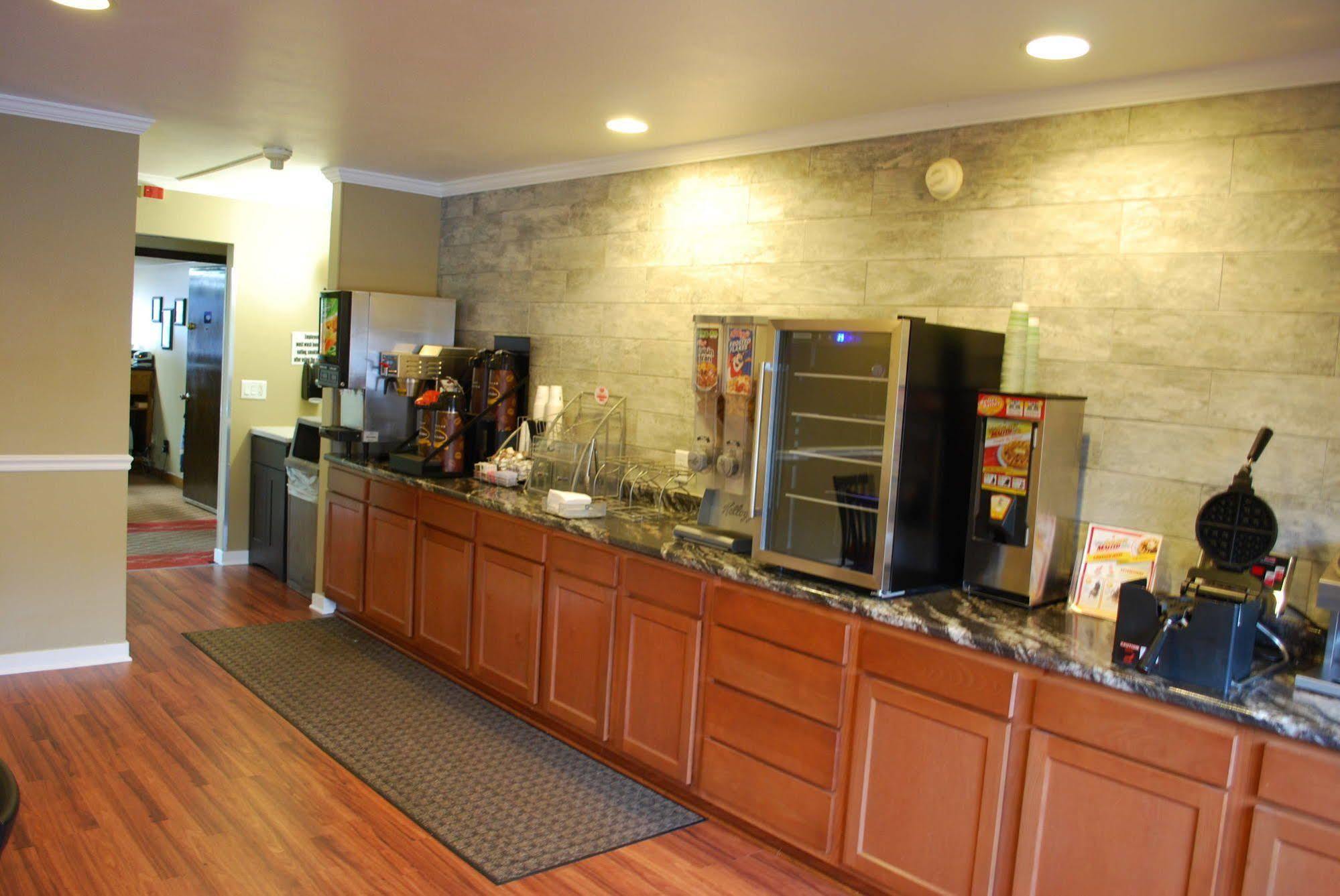 Hotel Super 8 By Wyndham Eau Claire Wi Esterno foto