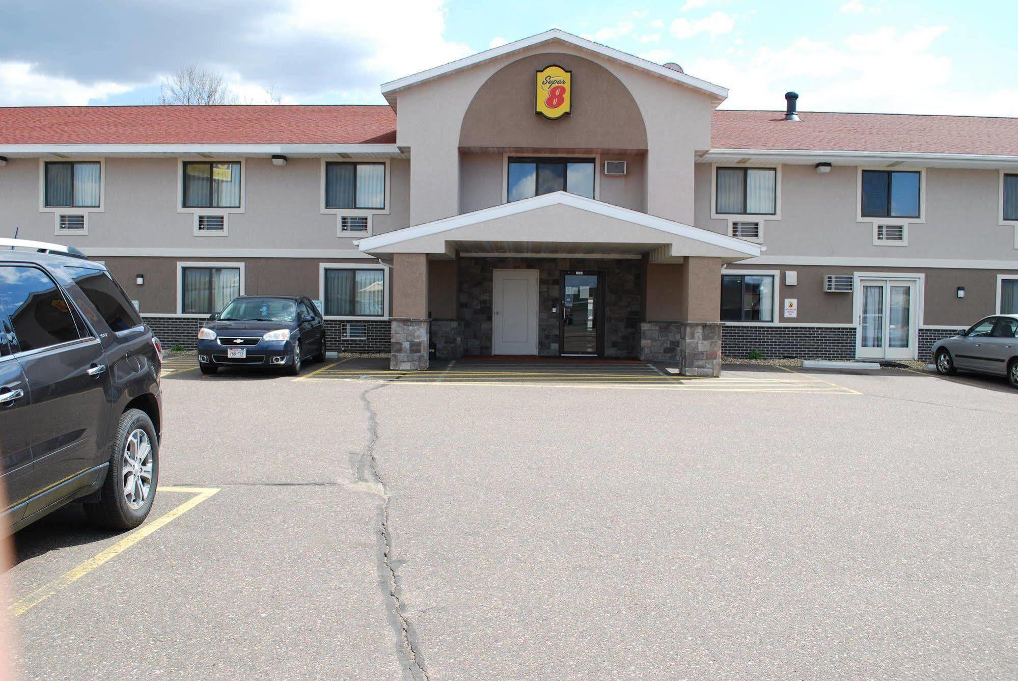 Hotel Super 8 By Wyndham Eau Claire Wi Esterno foto