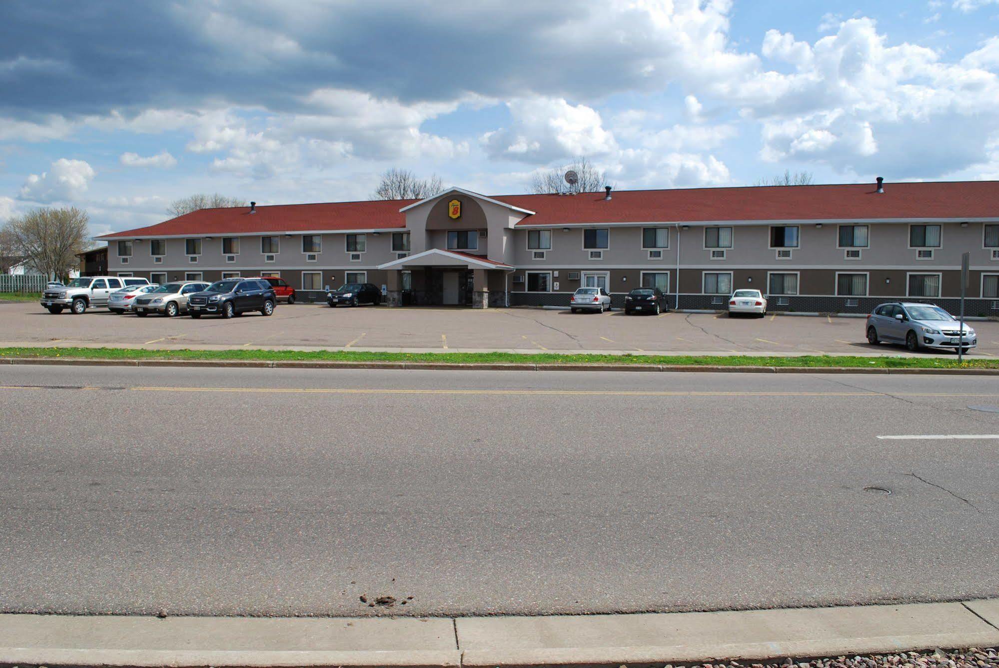 Hotel Super 8 By Wyndham Eau Claire Wi Esterno foto