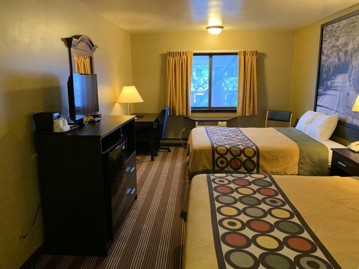Hotel Super 8 By Wyndham Eau Claire Wi Esterno foto