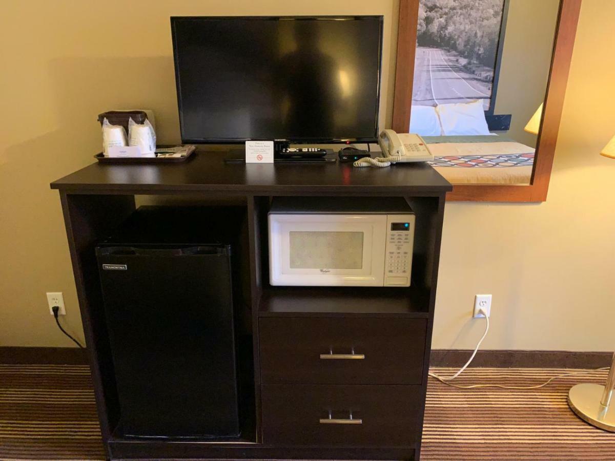 Hotel Super 8 By Wyndham Eau Claire Wi Esterno foto